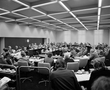 856940 Afbeelding van de gemeenteraad van Utrecht, tijdens een gemeenteraadsvergadering in de nieuwe Raadzaal van ...